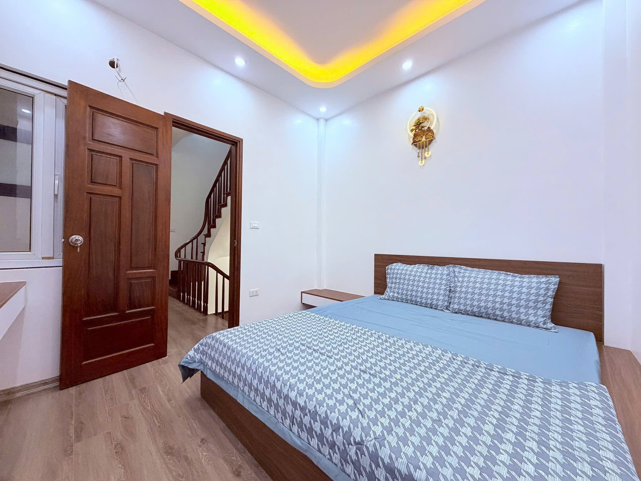  Bán nhà Hoàng Cầu, 61m2, 4 tầng, mặt tiền 4m, 25.8 tỷ, vỉa hè, ô tô tránh, kinh doanh 