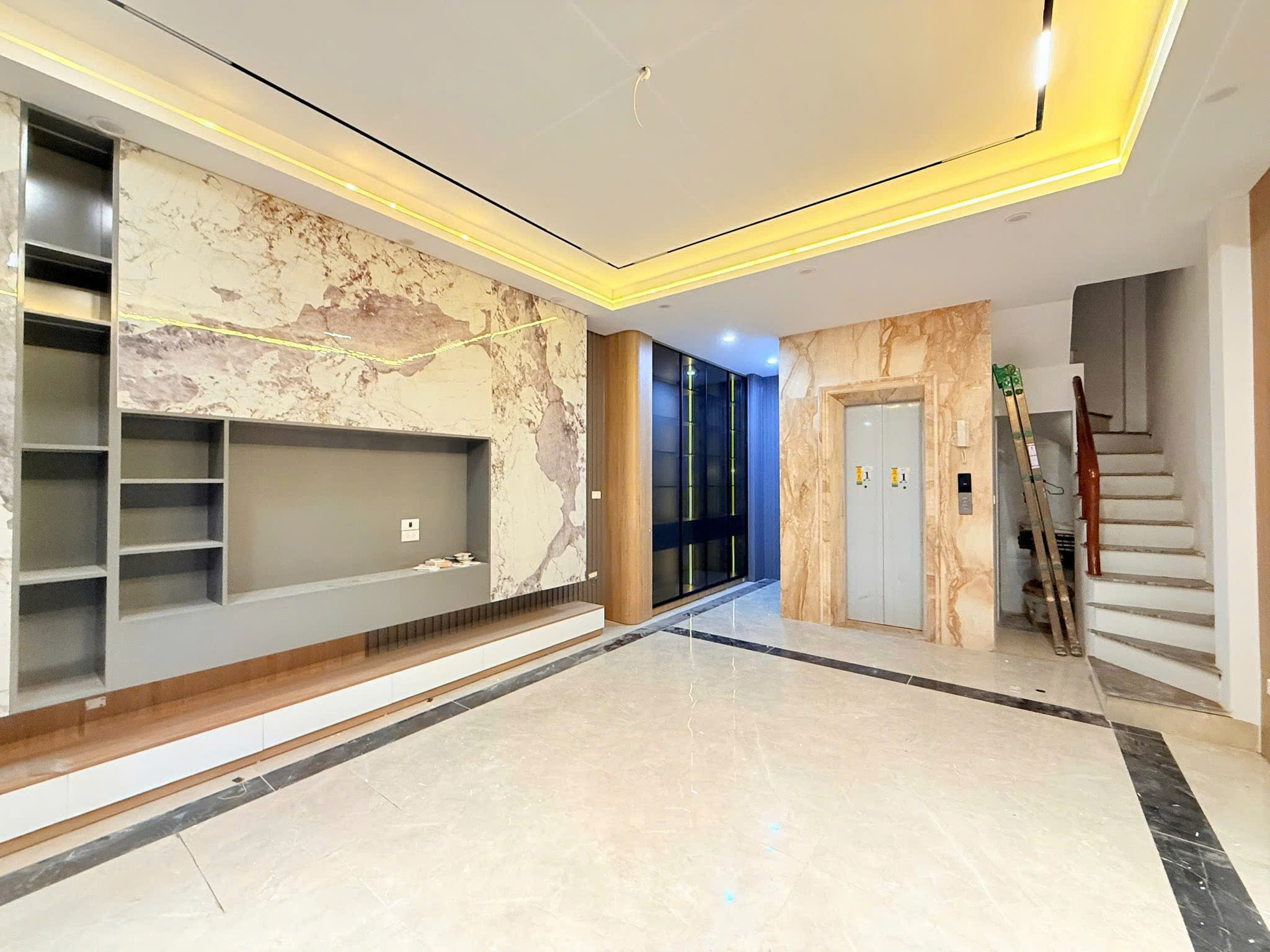  Cực hiếm! Bán nhà phố Nguyễn Đình Chiểu, 42m2, 5 tầng thang máy, mặt tiền 4.3m, 14.8 tỷ, ngõ rộng 