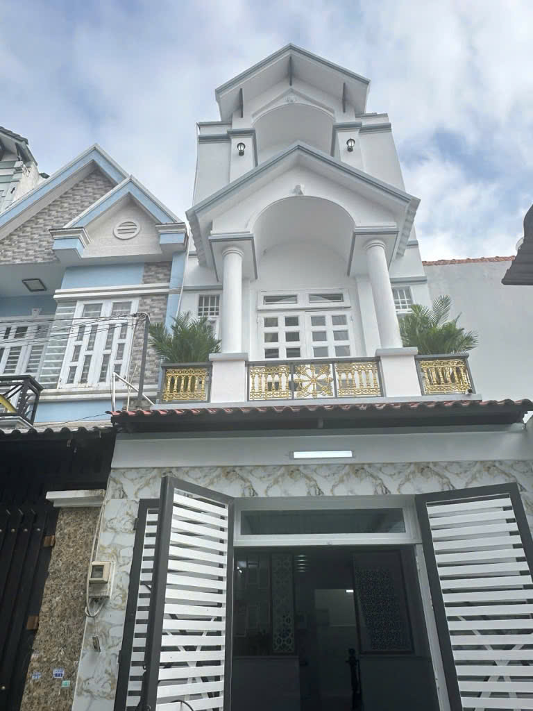  NHÀ BÁN THUẬN QUẬN 12 - GIÁP SONG HÀNH, TRƯỜNG CHINH.
QUA TÂN BÌNH CHỈ VÀI PHÚT NHÀ 4 TẦNG BTCT VÀO Ở NGAY. 