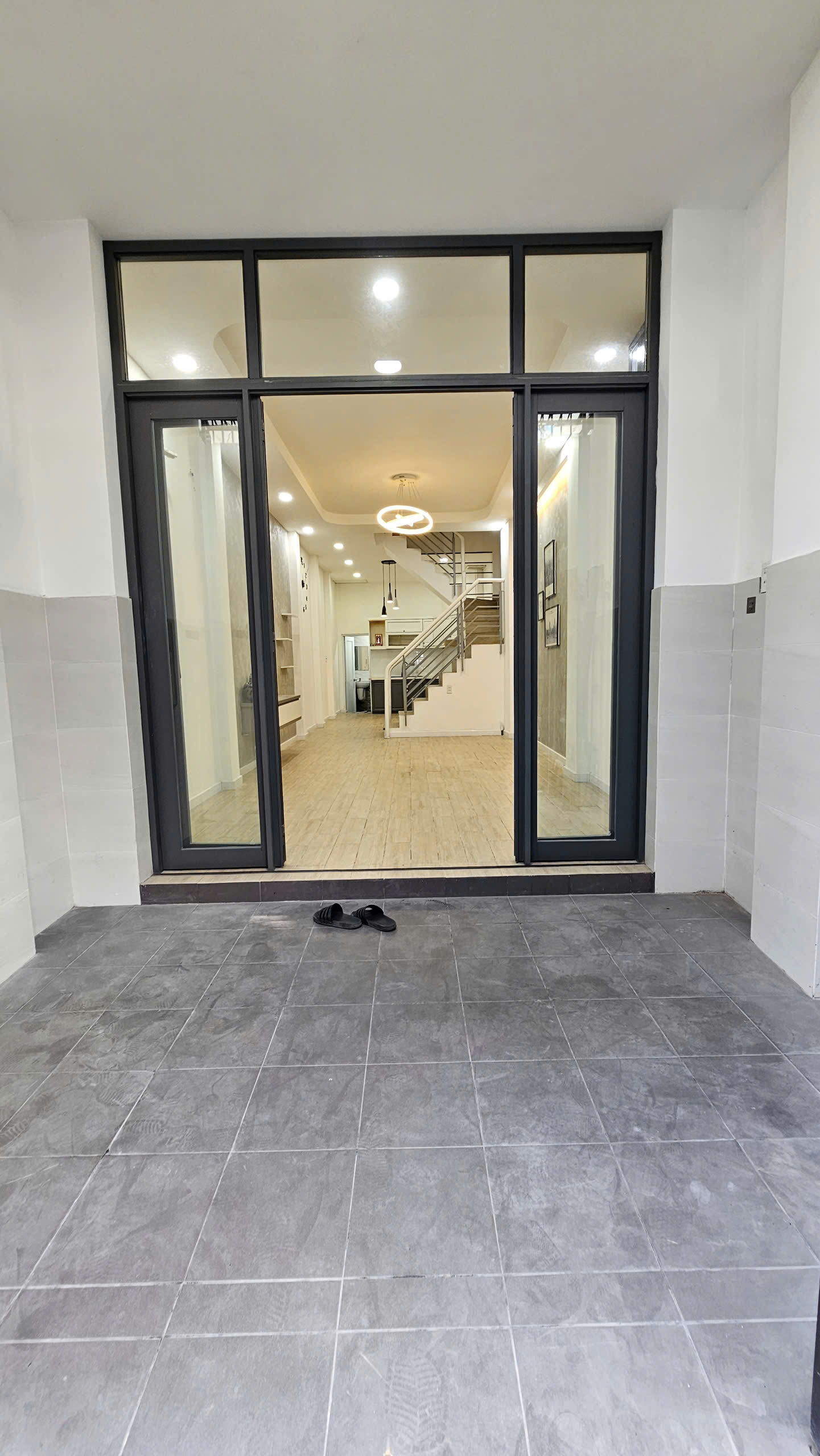  bán nhà  sát mặt tiền xe hơi trung tâm Q4 
Ngang 3.59 x16 - 4 tấm dòng tiền 21 triệu 