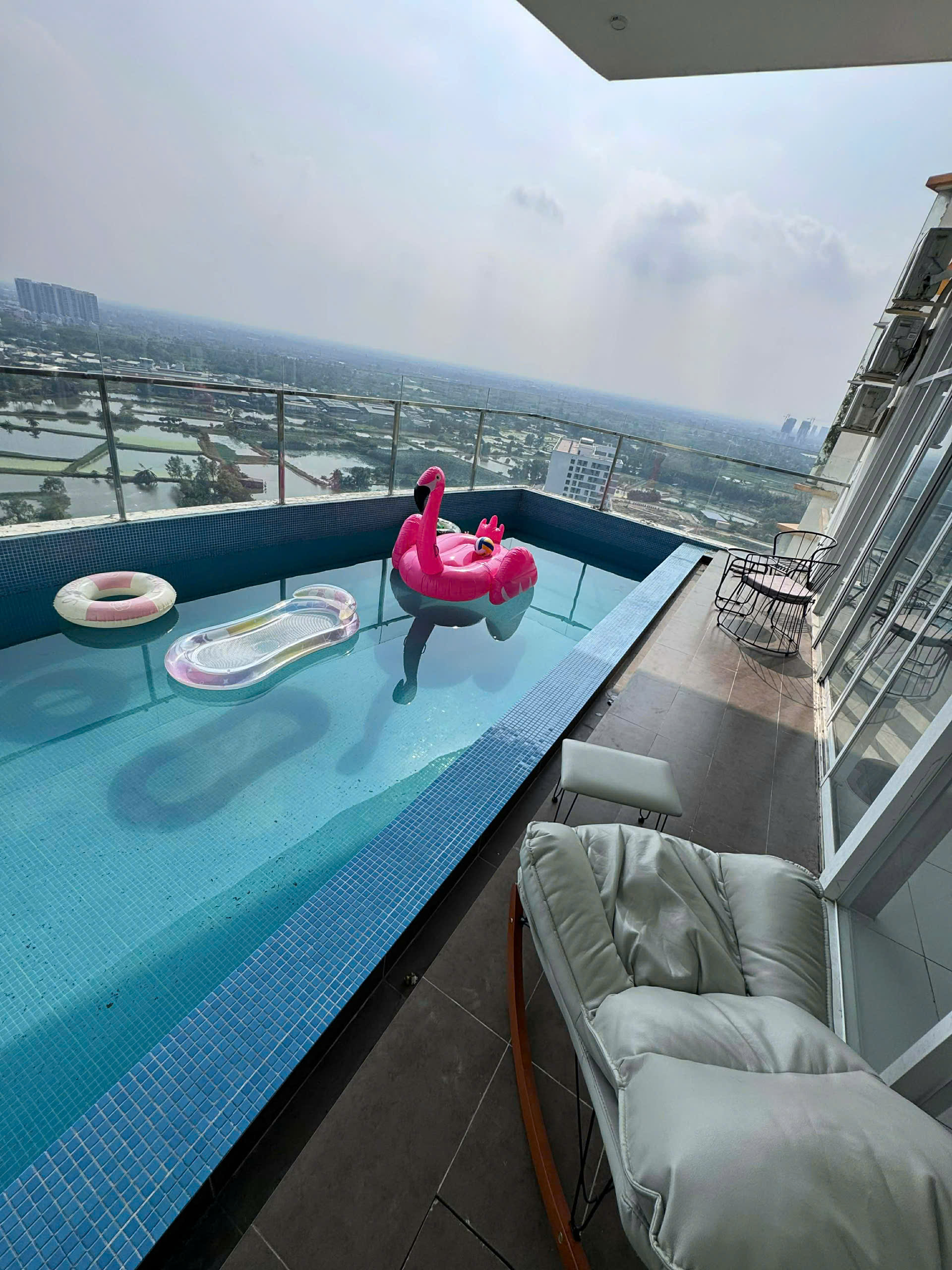  GẤP Em đang cần cho thuê gấp căn hộ 3pn rộng 300m2 