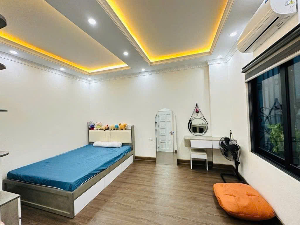  CẦN BÁN NHÀ NGỌC LÂM 6 TANG CÓ THANG MÁY,35m nhỉnh 9 tỷ. 