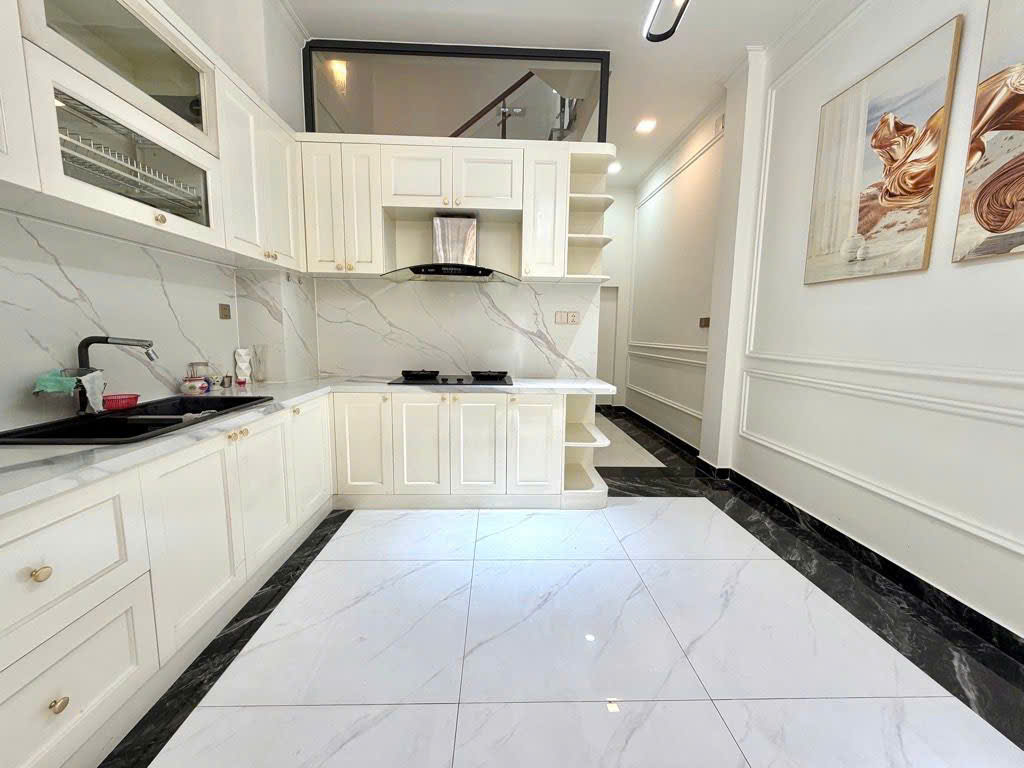  XE HƠI NGỦ TRONG NHÀ - KHU LÀNG ĐẠI HỌC 