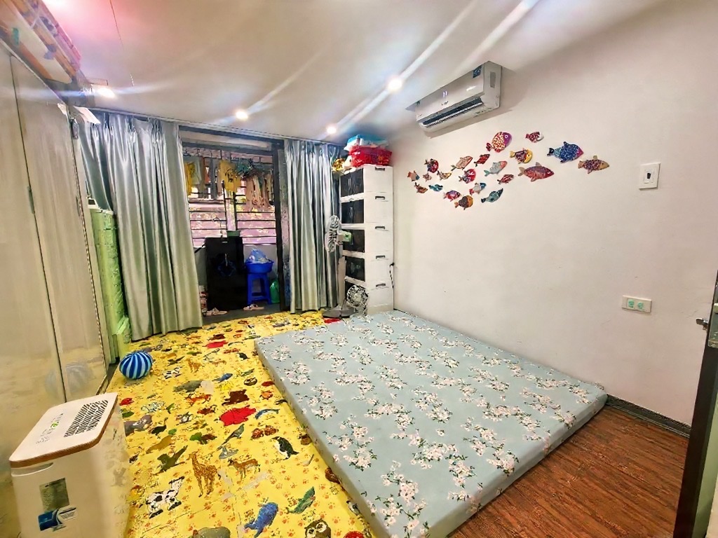  căn hộ tập thể nghĩa tân tầng 2-DT 50m giá 4,25 tỷ-ô tô đỗ chân tòa 