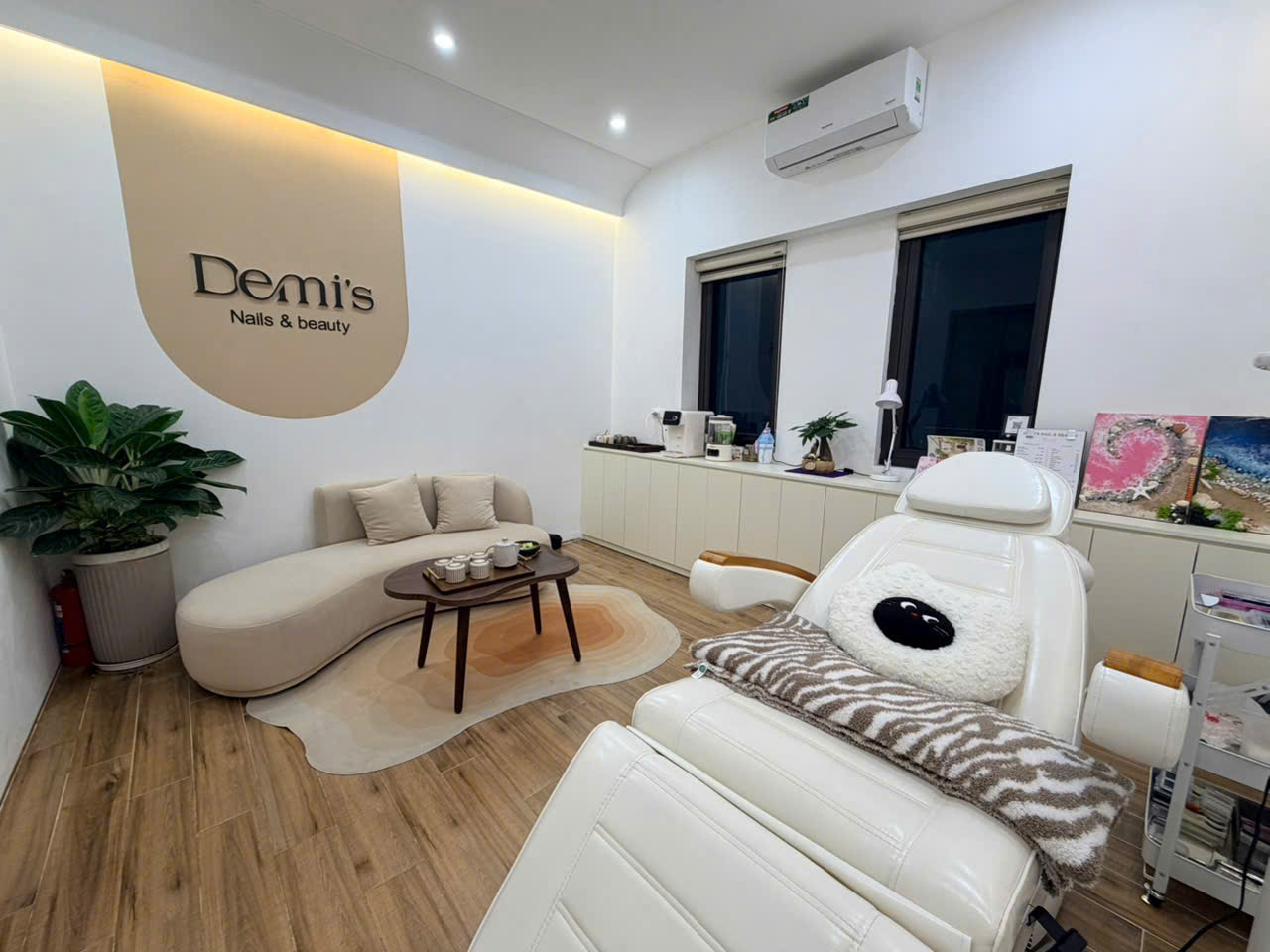  Do công việc cá nhân quá bận rộn, không có thời gian trực tiếp quản lý và chăm sóc tiệm 