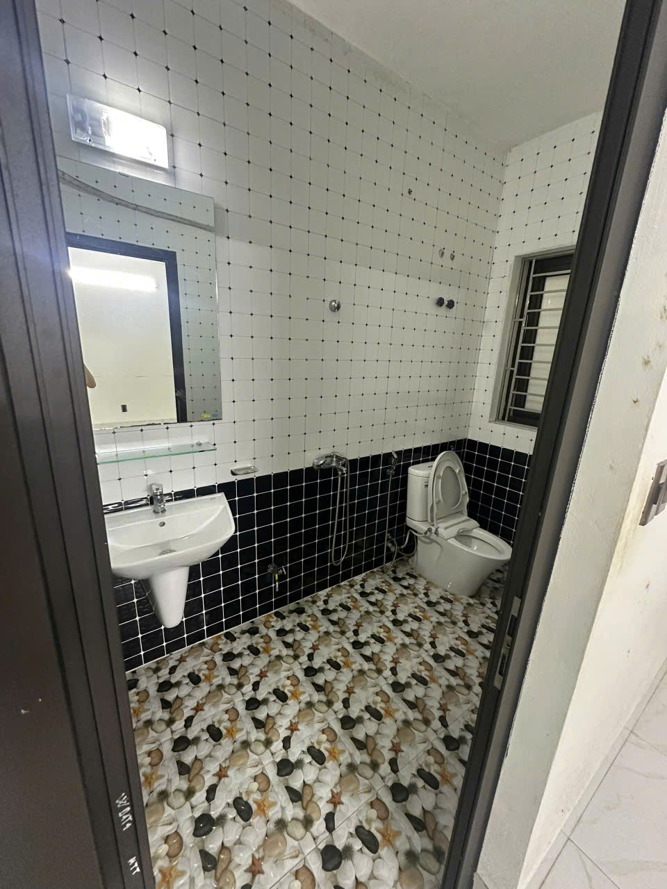  Chính chủ cần cho thuê tầng 1 Tại KĐT CenCo 5 Tổ 9 – Khu Phố Yết Kiêu 5 – Hồng Gai – Quảng Ninh. 