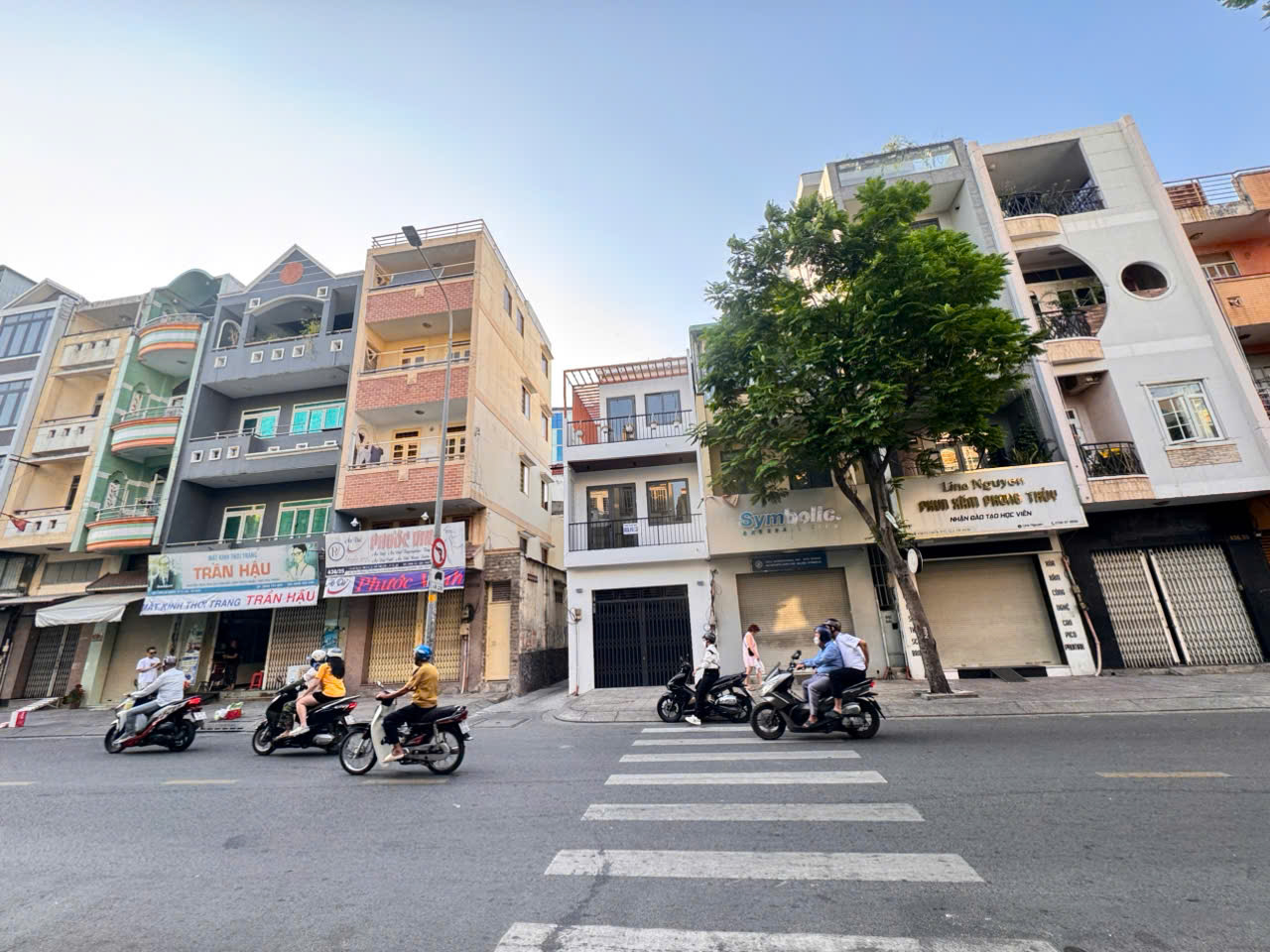  HIẾM- BÁN NHÀ 2 MẶT TIỀN KD Đ.CÁCH MẠNG THÁNG 8 & ĐỖ THỊ LỜI, QUẬN 3 - DT ĐẸP 4M*16M VUÔNG VỨC- CHỈ 17,9T- 0938676685 GIANG GIANG CHÍNH CHỦ 