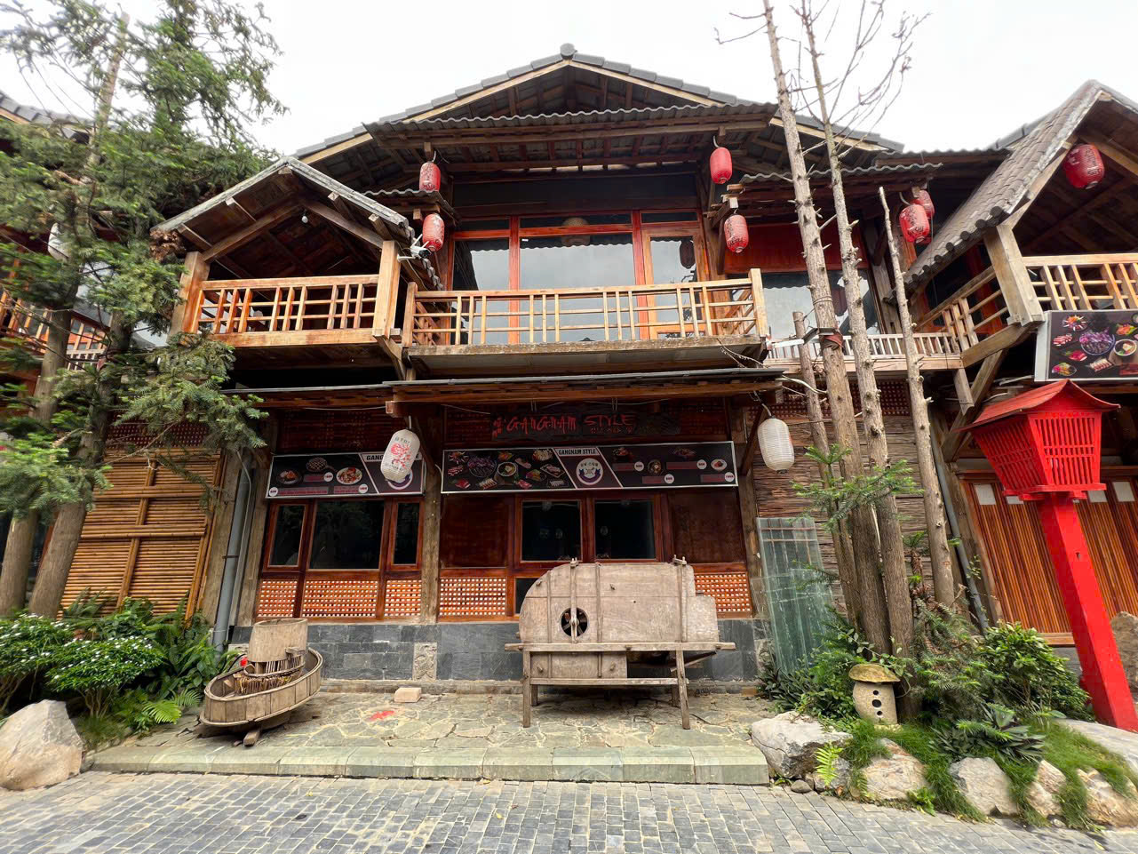  CHO THUÊ NHÀ GỖ 2 TẦNG – NẰM GIỮA KHU CHỢ ĐÊM, PHỐ ĐI BỘ MỘC CHÂU 