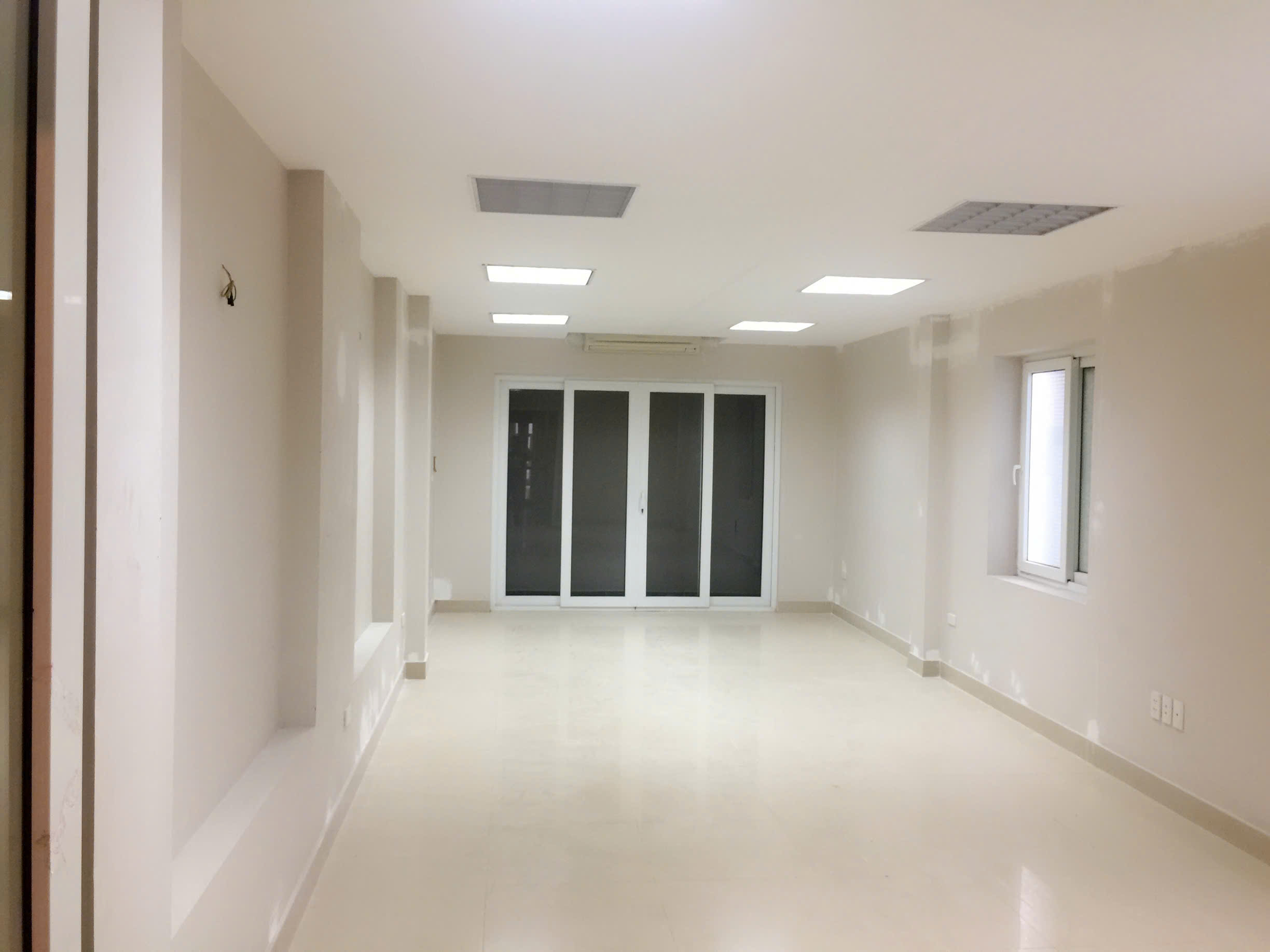  Cho thuê MBKD Đê La Thành 120m2 x 2 tầng Spa, Showrom vào được ngay 