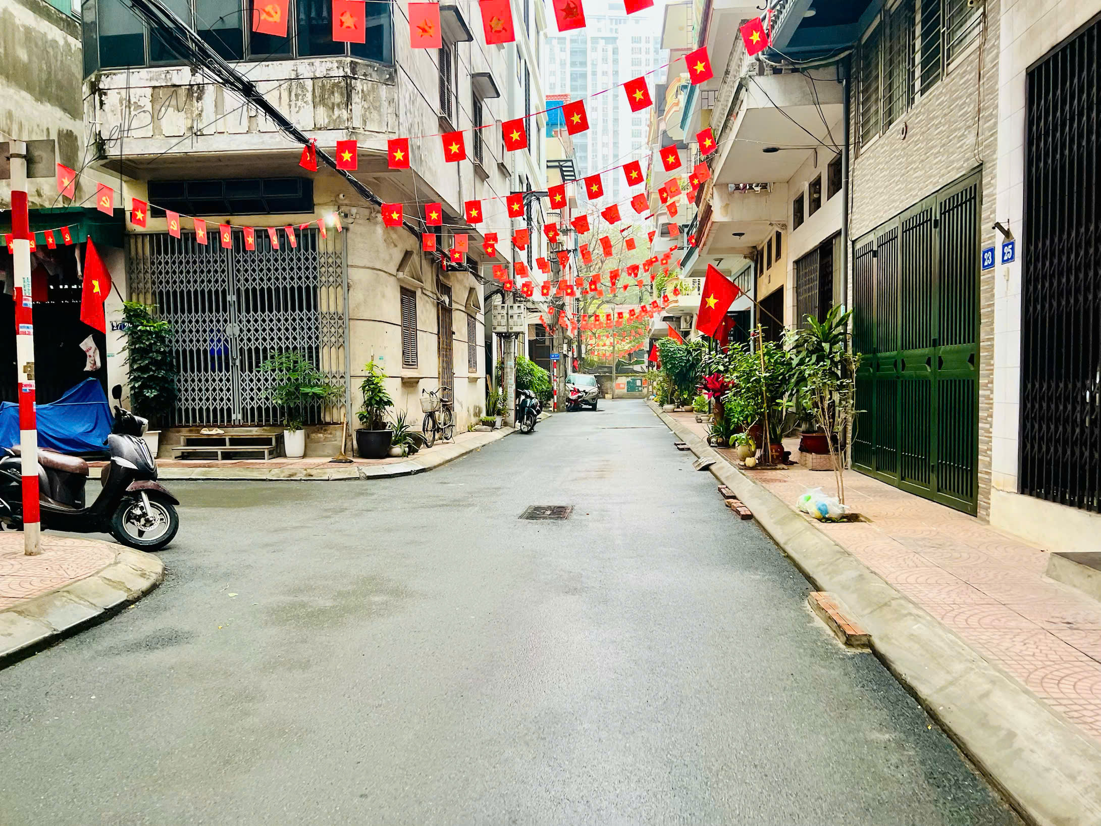  Bán nhà gần Huy Du ô tô tránh – lô góc – ngõ thông đẹp hơn 10 tỷ 