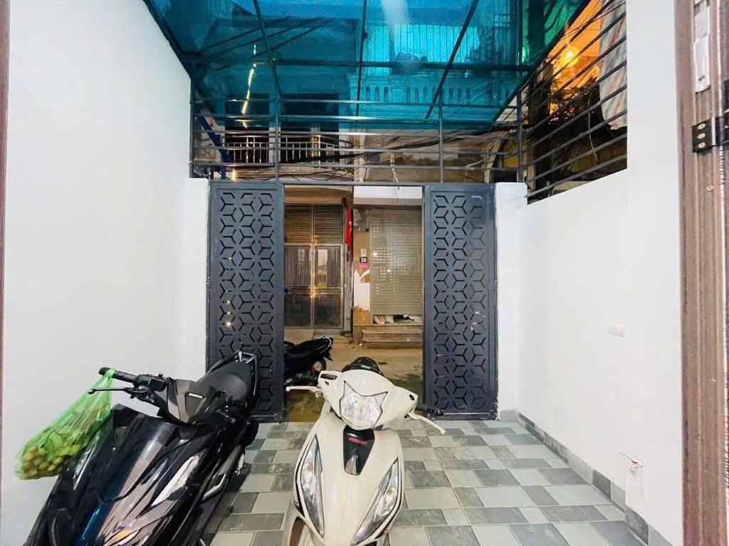  Nhà khu vực Trường Chinh – Đống Đa, ngõ thông, lô góc, ô tô đỗ tận cửa, đi lại thuận tiện. 