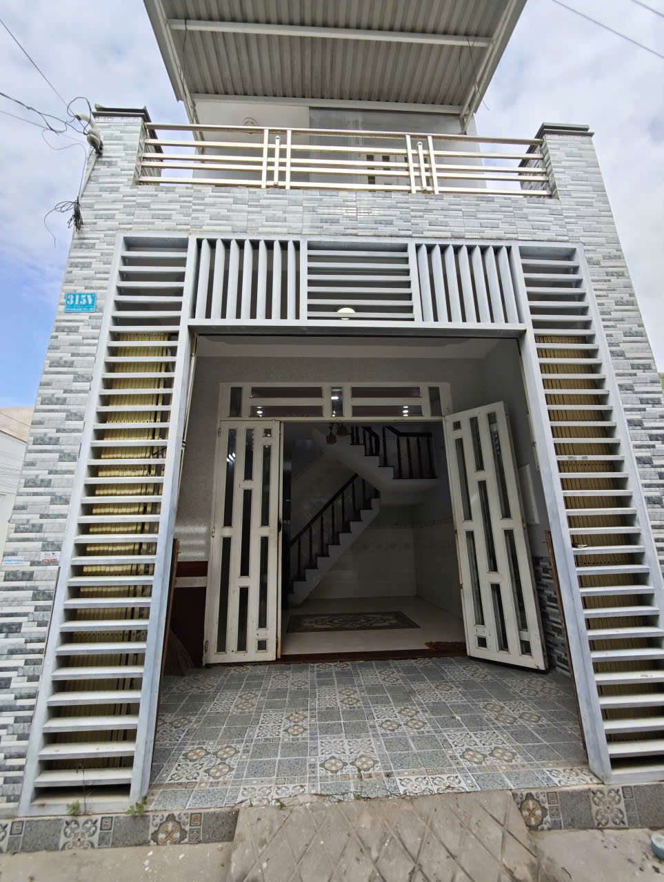  132. Nhà 5,5 triệu 3 phòng ngủ gần cầu Bà Bộ 