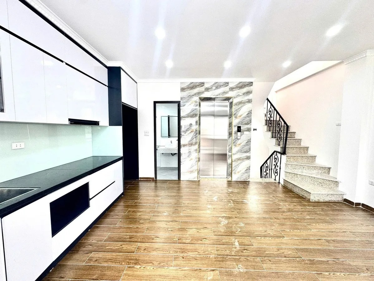  SIÊU ĐẸP PHỐ HOÀNG HOA THÁM 40M 6T,MT4,5  GIÁ 12,3 TỶ - NHÀ MỚI -LÔ GÓC- NGÕ THÔNG-THANG MÁY- FULL NỘI THẤT 