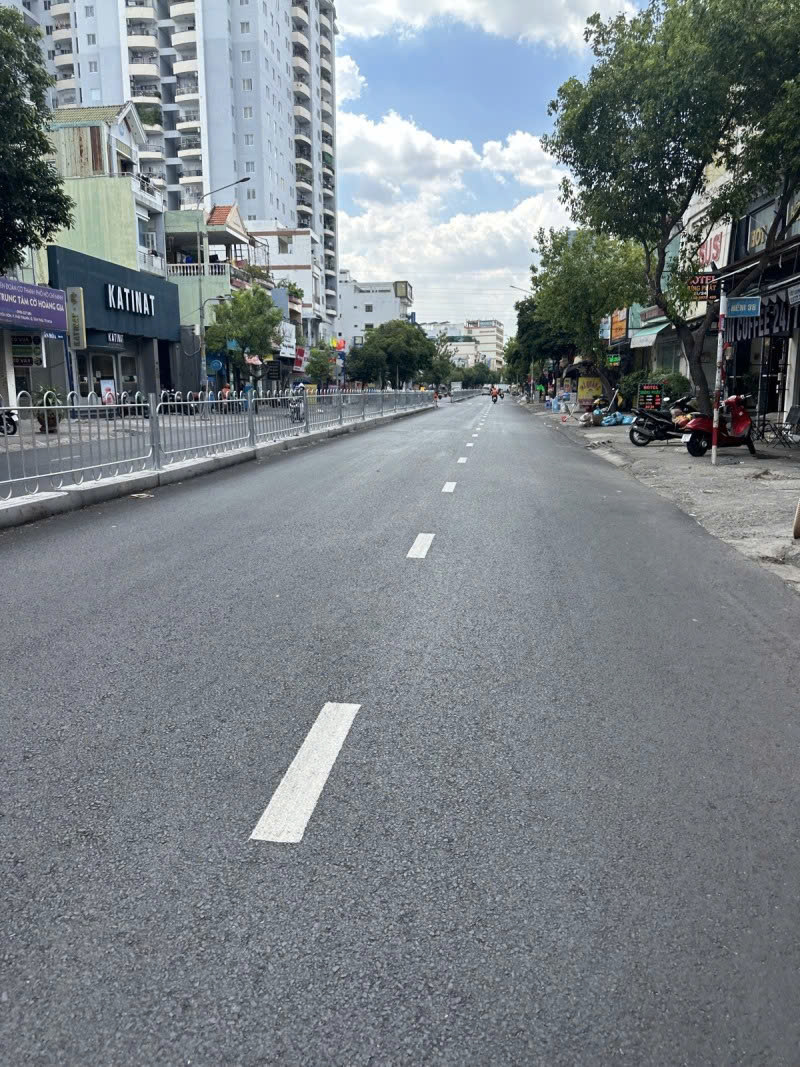  Bán nhà MT Nguyễn Sơn - giaoThoại Ngọc Hầu, 11x30m, 3 Tầng - tiện xây, 1 chủ, 58 tỷ. 