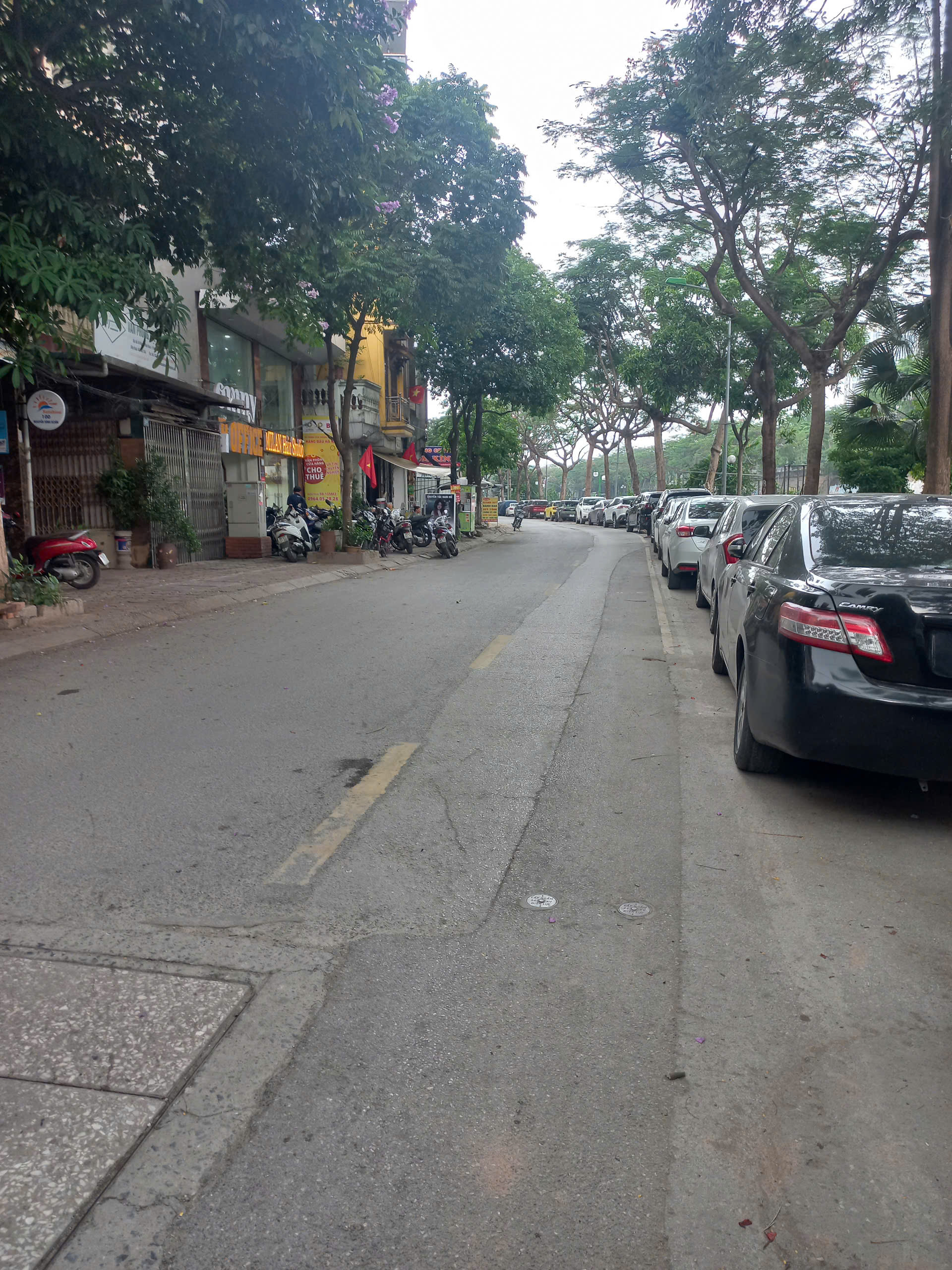  Cho thuê nhà mặt phố Nguyễn Đình Hoàn kinh doanh sầm uất 