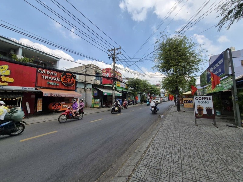  Bán nhà Mặt tiền Nguyễn Văn Quá - gần Trường Chinh, 4,3x30m,2 tầng cũ, tiện xây, 14,6 tỷ. 