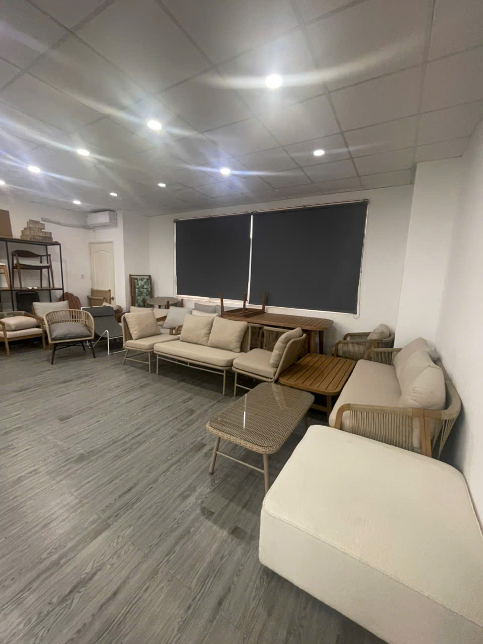  HIỆN BÊN E CÓ MẶT BẰNG CHO THUÊ TẠI TÒA NHÀ 