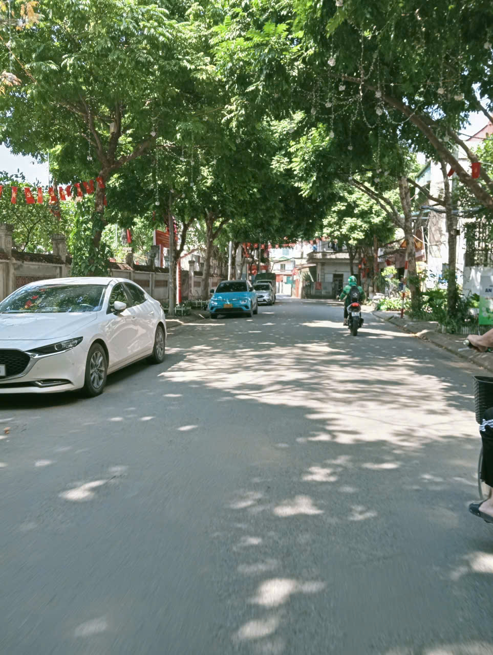  ô tô tránh . Bán đất thị trấn Trâu Quỳ 61m, hơn 10 tỷ. nở hậu, đầu tư đỉnh 