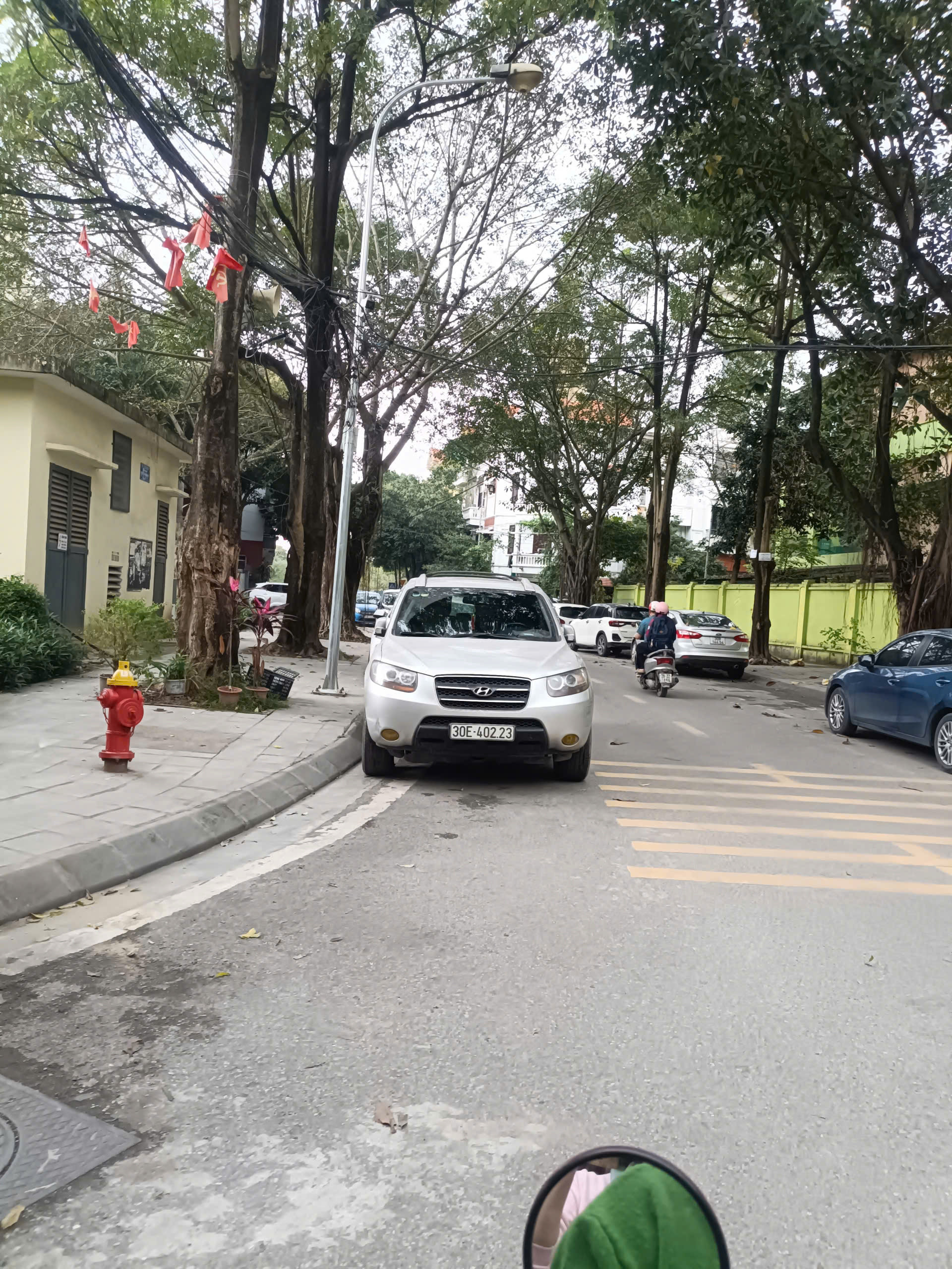  Bán nhà cũ dân xây , 3 tầng kiên cố Long Biên gần cầu Vĩnh Tuy, phố Trạm Long Biên 