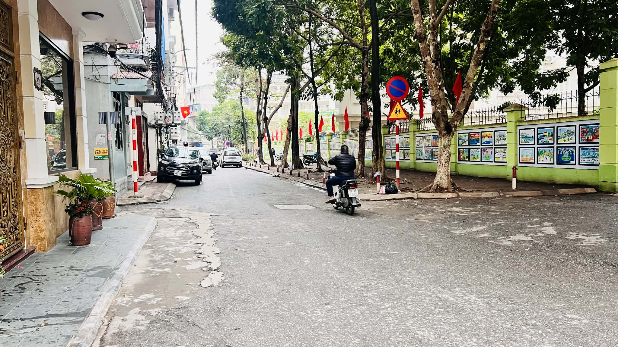  bán nhà Nguyễn Văn Cừ. 43m x 6tầng, MT 5.6m, 4 ngủ khép kín, 7 chỗ vào nhà 