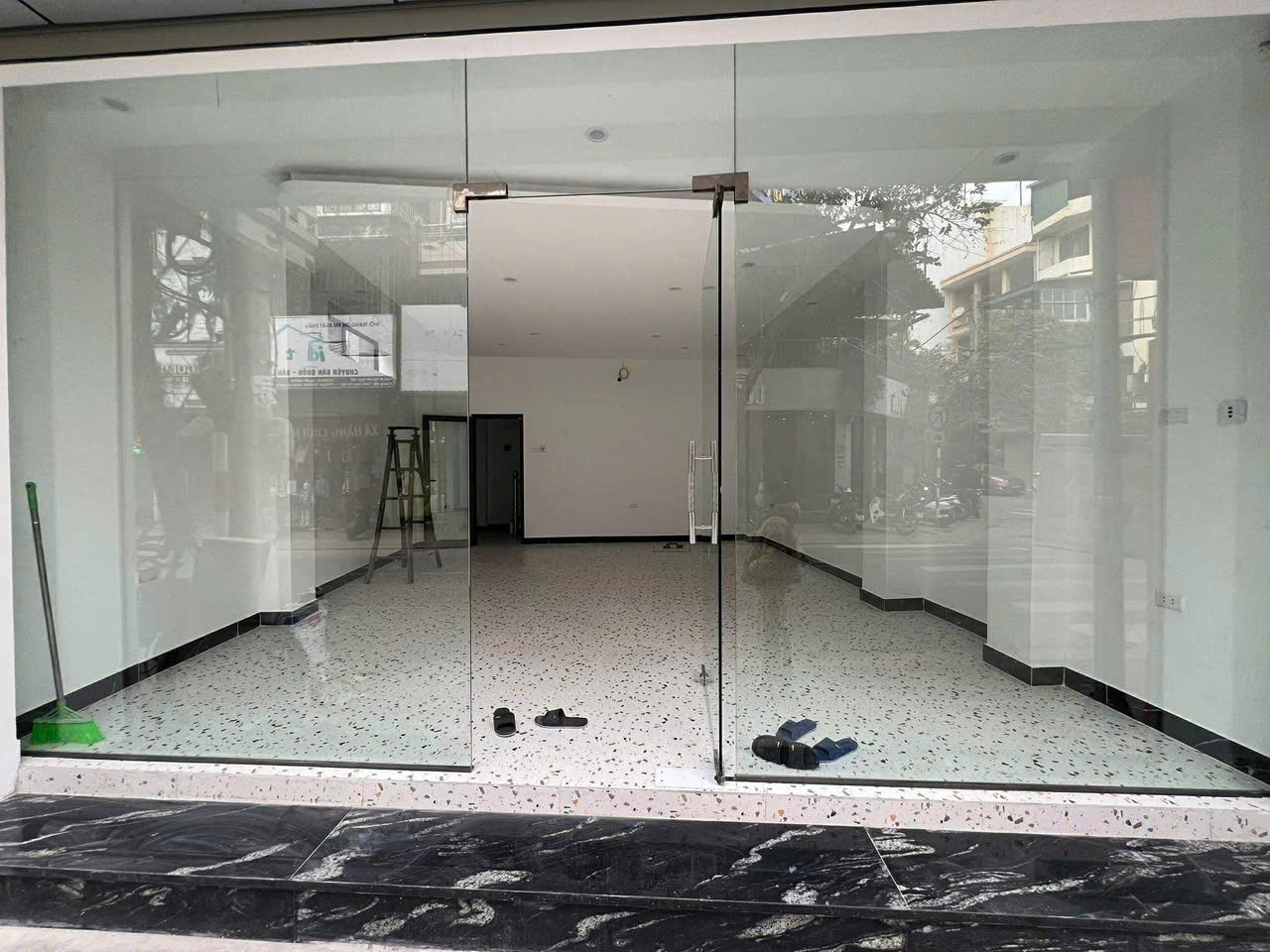  Cho thuê nhà Mặt phố Nguyễn Ngọc Nại KD Spa 50 m2*5 tầng 4PN, 5 WC, Giá 40 triệu 