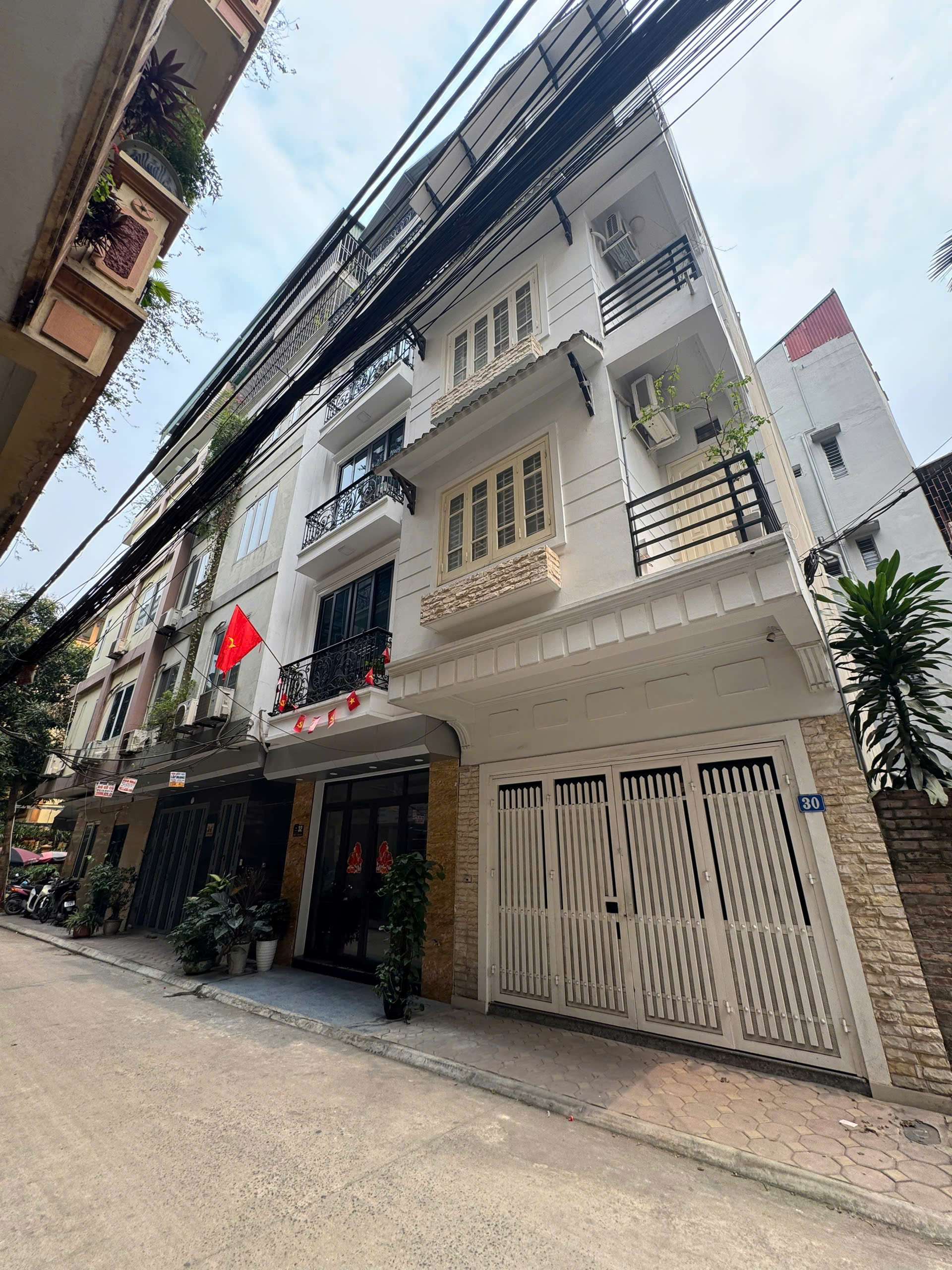  Bán nhà 6 tầng thang máy, phố Tây Sơn, Đống Đa, ô tô đỗ cửa, 44m, mặt tiền 5m, 14.8 tỷ 