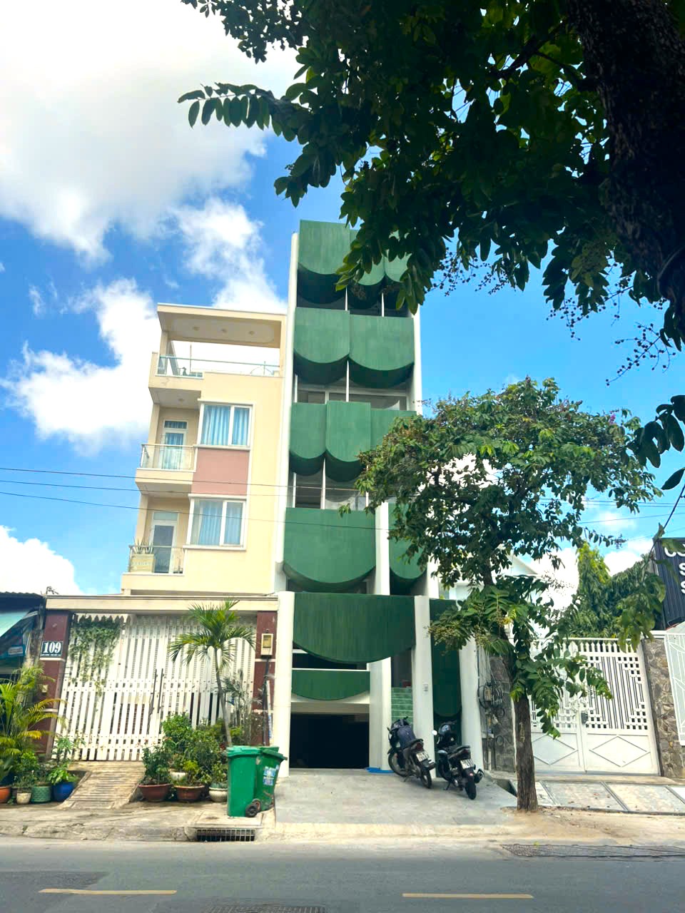  Bán nhà mặt phố Quốc Hương, Thảo Điền, Q2 cũ, 120m2, Hầm 5 tầng,HDT 110tr. 54.9 tỷ 