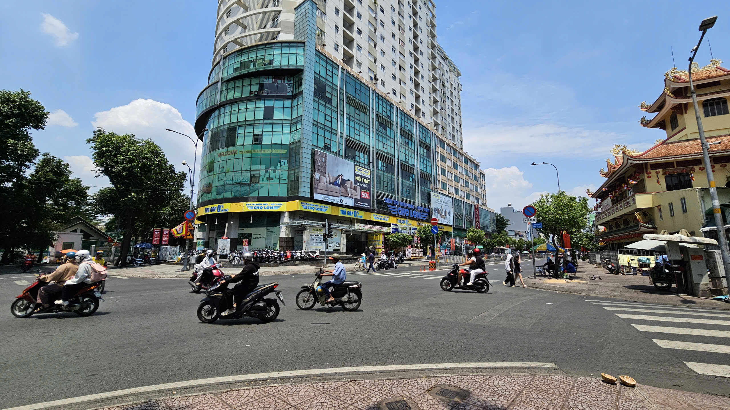  bán nhà 2 mặt tiền kinh doanh trung tâm Q4 

Diện tích sd 153m2 mới Xây Dựng 
CÓ 10 Đ 