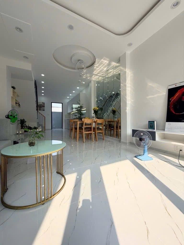  Nhà đẹp quận 12 - Kết cấu : 60m2- Tầng 3- PN 3- 4WC (Nhỉnh 5tỷ) 