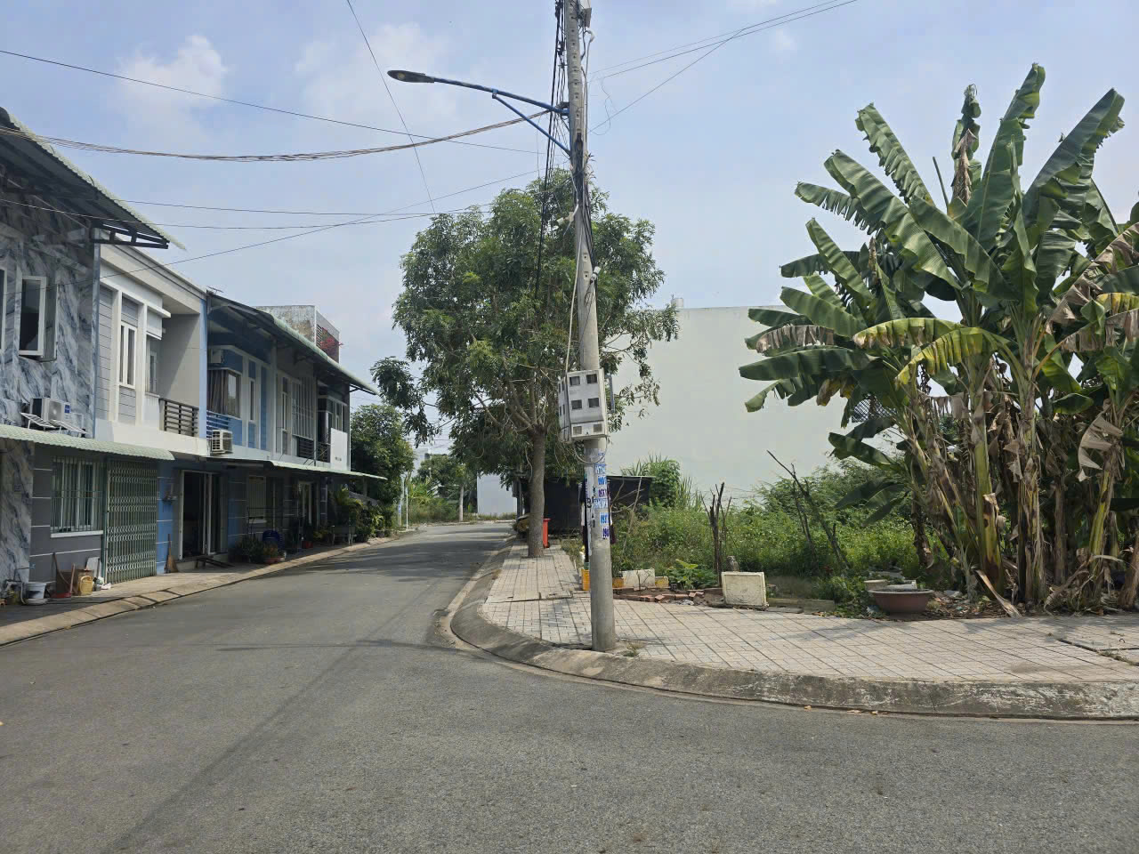  CHÍNH CHỦ CẦN BÁN LÔ ĐẤT 2 MẶT TIỀN ĐƯỜNG CÓ VỊ TRÍ ĐẸP TẠI XÃ ĐỨC LẬP HẠ - HUYỆN ĐỨC HÒA - LONG AN. 