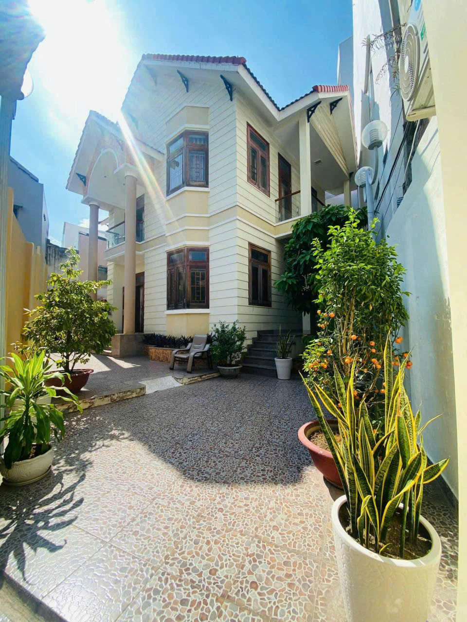  NHÀ 2 TẦNG NGAY TRUNG TÂM NHA TRANG CHỈ ĐI RA BIỂN 500M GẦN CHỢ ĐẦM DT RỘNG 235M LÀM NHÀ VƯỜN TRONG PHÓ THÌ QUÁ TUYỆT 