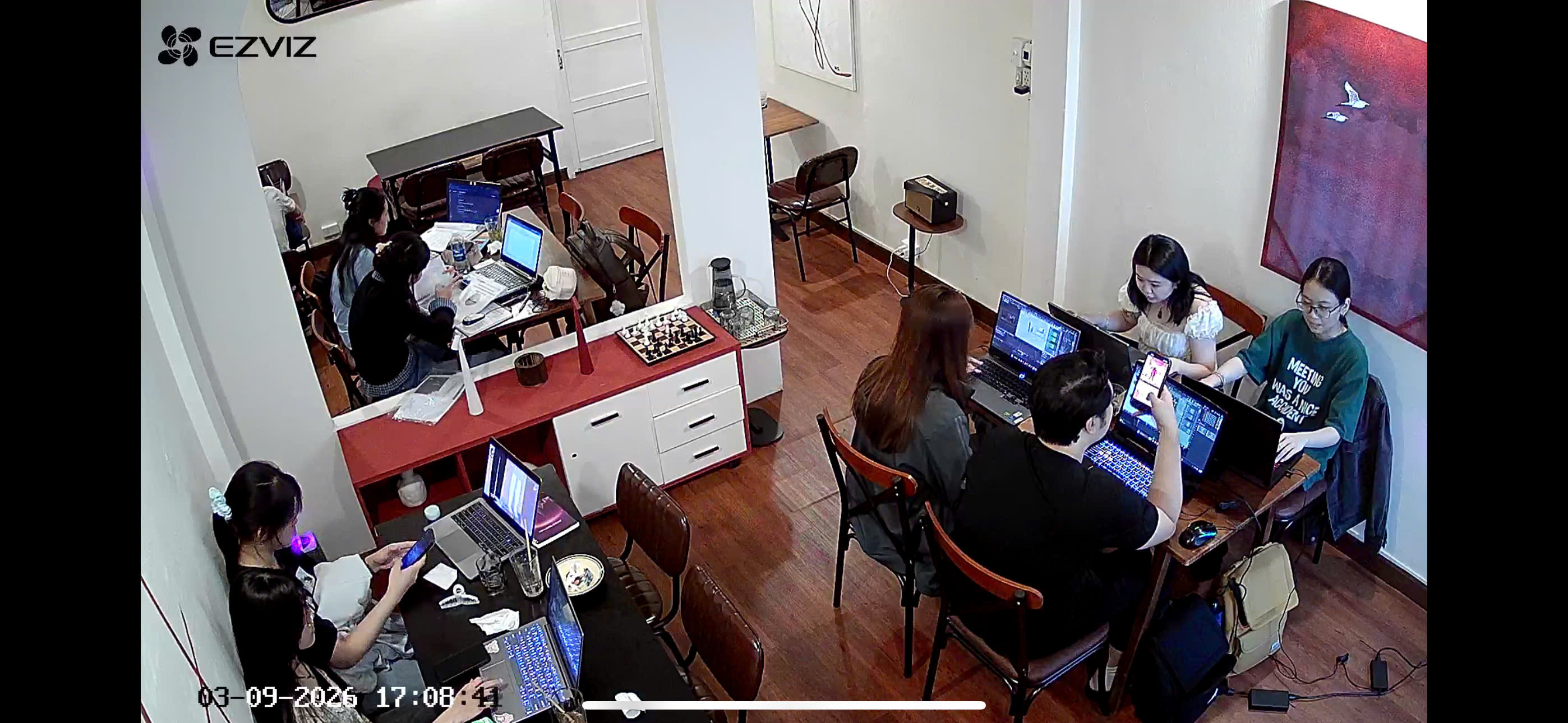  SANG QUÁN CÀ PHÊ NGAY TRUNG TÂM QUẬN 3 Địa điểm: Hẻm 4m Nguyễn Đình Chiểu, phường Bàn Cờ. 