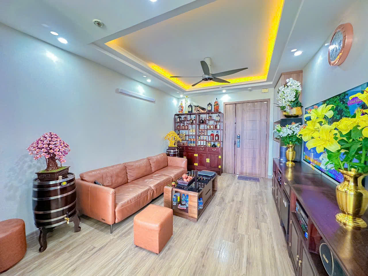  ???? Anh trai em mua để ở nên  sửa lại rất tâm huyết 

- nhưng nay mua được nhà mặt đất nên muốn nhượng lại cho khách hữu duyên.

Nhỉnh 8t -  Nghĩa Đô Cầu Giấy - CĂN GÓC - 3PN 
- Full nội thất 

+ ÔTÔ ĐỖ CHÂN CẦU THANG chỉ 1tr/tháng. Vô vàn tiện ích

- Că 