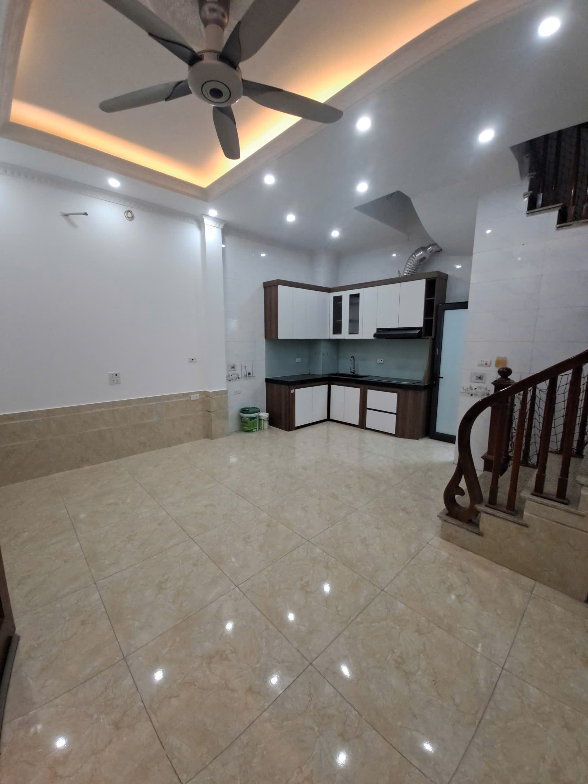  ???? Nhà Tứ Hiệp “nhỏ mà có võ” – 5 tầng, 4 phòng ngủ, giếng trời cực thoáng, ở sướng trong tầm tài chính! 