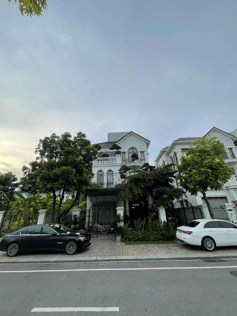  Bán Gấp Biệt Thự 176m² Việt Hưng, Sát Vách Vinhomes Riverside, Vỉa Hè Ô Tô Tránh, Chỉ Việc Đến Ở 