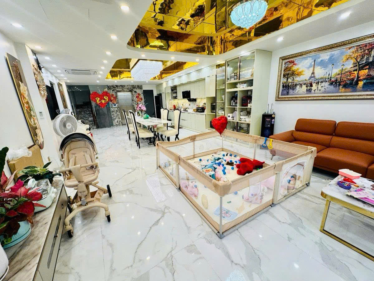  HOA HẬU PHỐ TRẠM - MỚI KÍNH KOONG - 8 TẦNG - THANG MÁY - GARA 2 Ô TÔ , NỘI THẤT CAO CẤP 