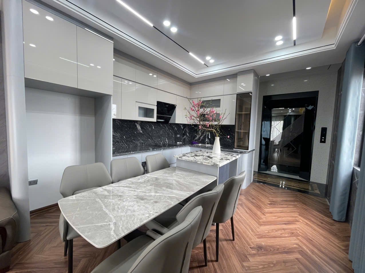  NHÀ 4 PHÒNG NGỦ PHỐ TRẠM 8 TẦNG THANG MÁY 52M2, FULL NỘI THẤT - NHỈNH 1X TỶ 