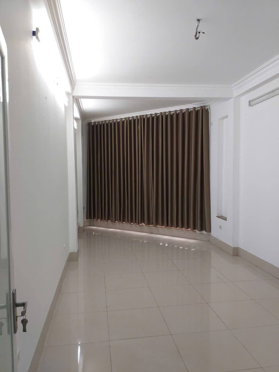  Cho thuê nhà mặt tiền ô tô qua lại - Tố Hữu  5.5 tầng - 39m² - mt 5m - 04 phòng - 18tr 