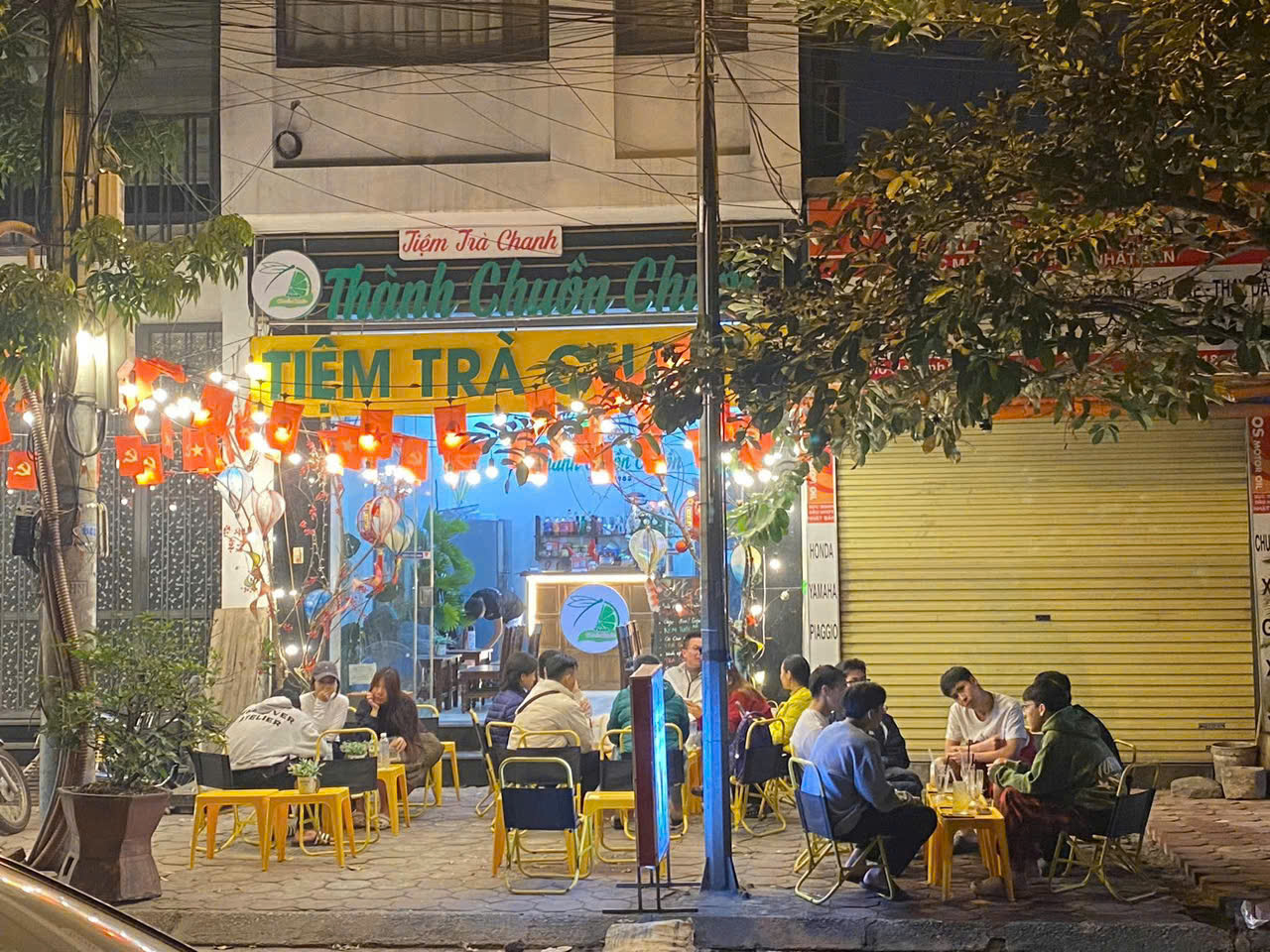  SANG NHƯỢNG QUÁN CAFE VIEW HỒ HẠ ĐÌNH – THANH XUÂN  Quán nằm vị trí đắc địa, mặt đường to, đông người qua lại 