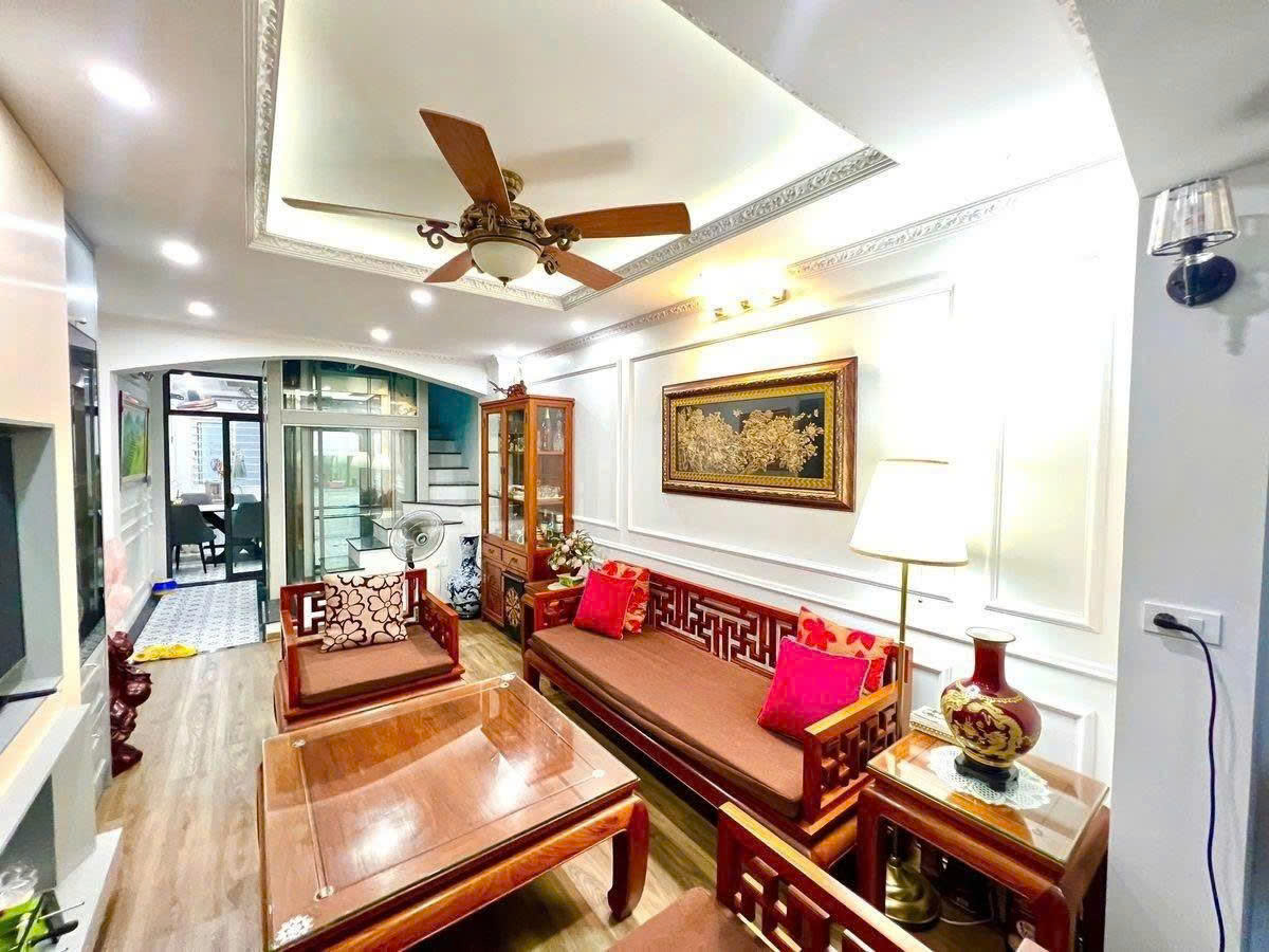  Bán Nhà Đội Nhân 37m.  5 tầng. mặt tiền 3.3m. giá 15.5 Tỷ Ba Đình Hà Nội 