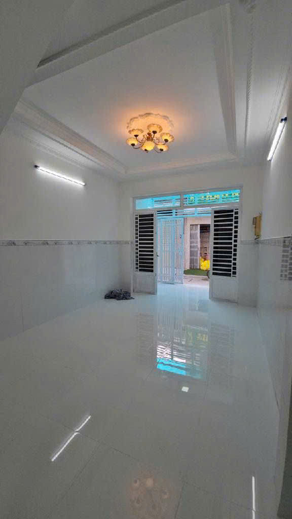  Nhà 1 trệt , 1 lầu, gồm sân để xe, phòng khách, bếp, 2 phòng ngủ, 2 toilte + ban công 