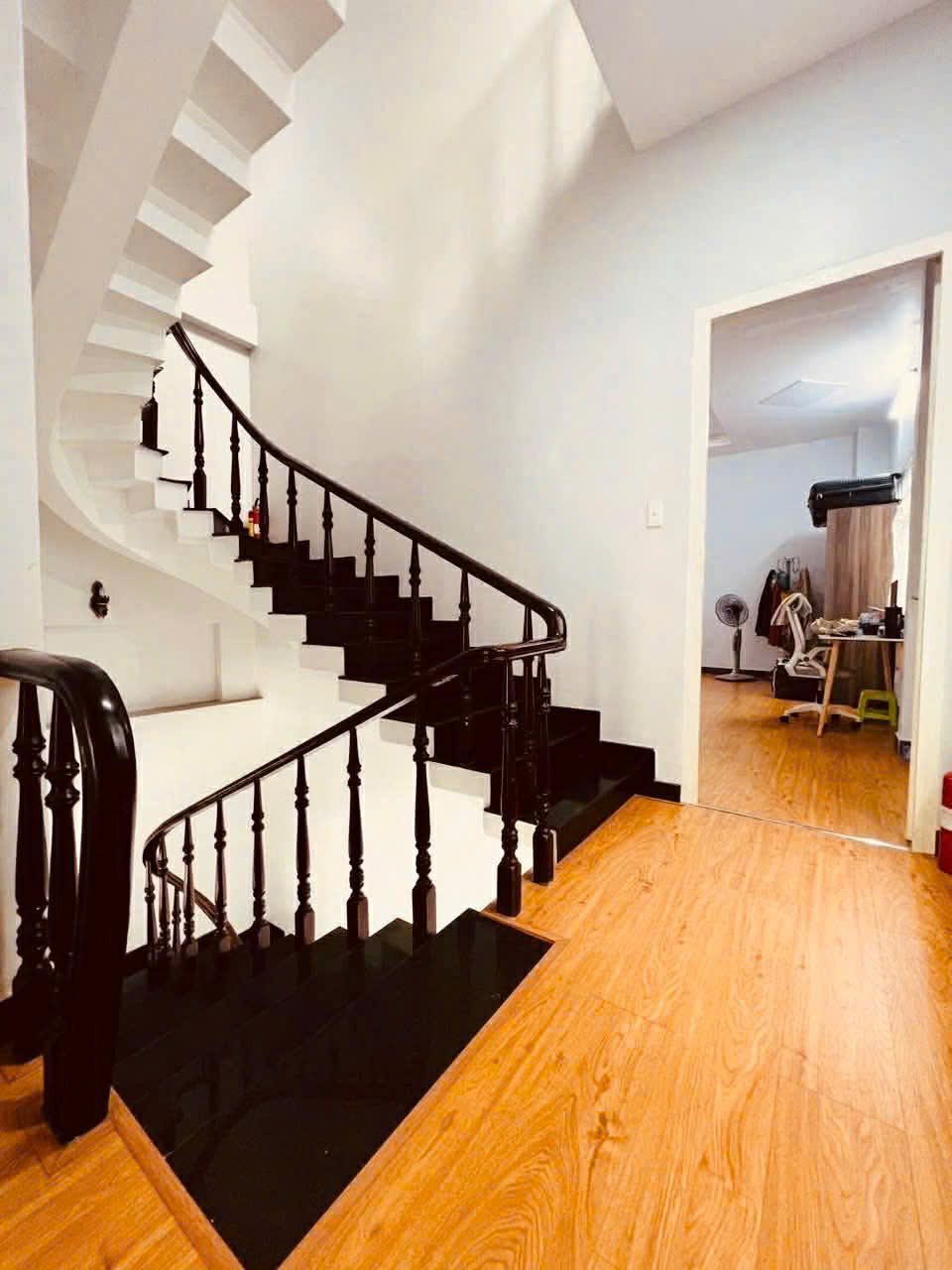  Bán nhà Mặt tiền Nguyễn Thái Bình - gần Xuân Diệu, 5x16m, 3 Tầng - 5PN, hạ còn 23,8 tỷ. 