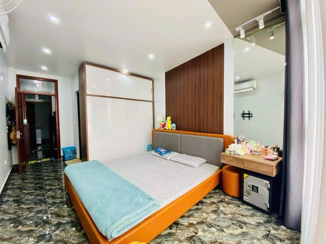  bán nhà 3 tầng mặt đường ngô thì nhậm gần cầu công trắng, giá chỉ 46xx mà kinh doanh rất tốt 