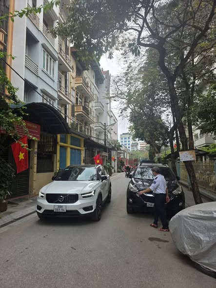  Bán nhà phố Hoàng Cầu, Đống Đa, ô tô lùi cửa, ngõ nông, dân xây, 32, 5 tầng, 9.5 tỷ 