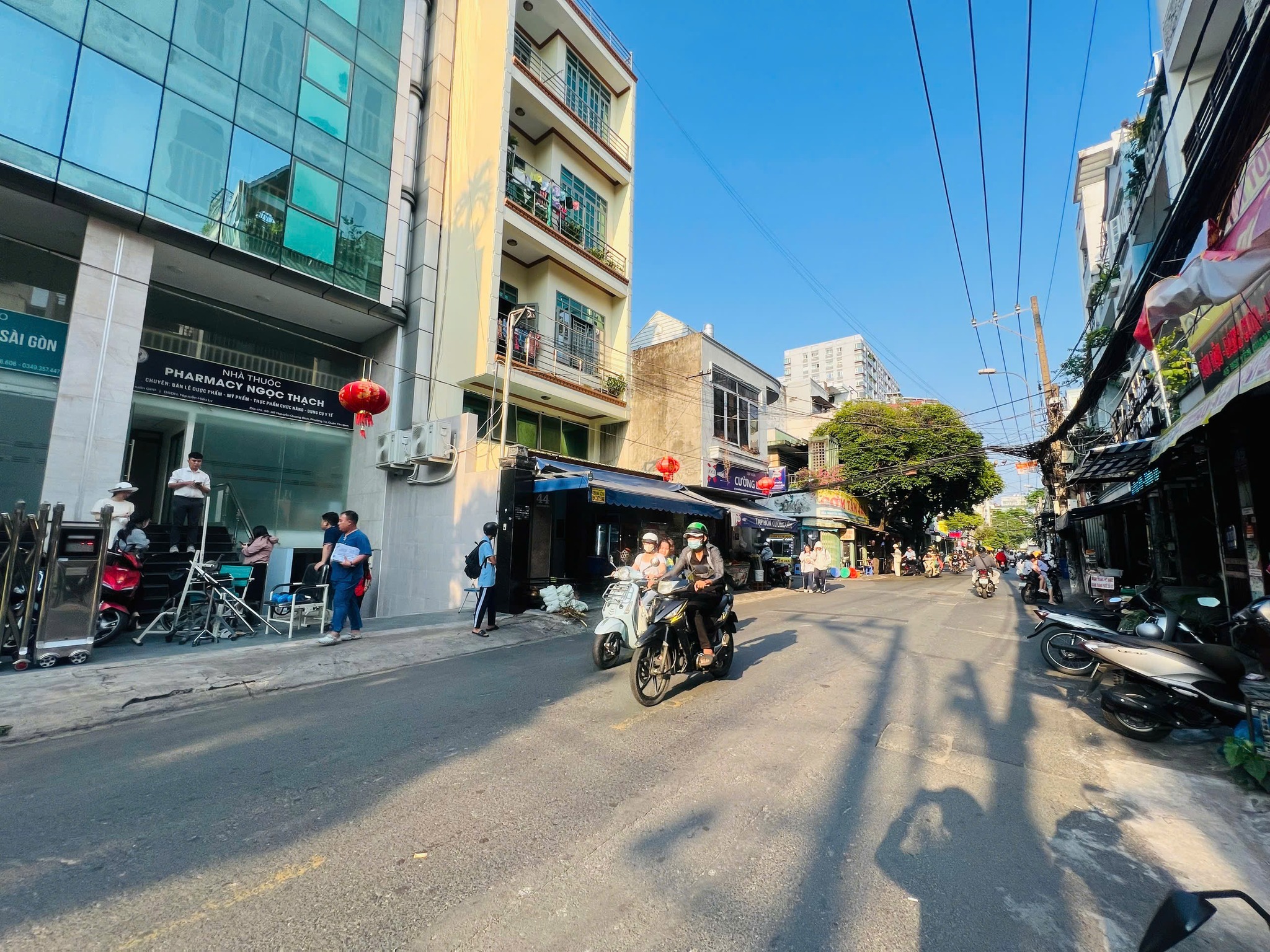  Tòa nhà ngang 10.5m gần sân bay – hơn 1.400m² sàn, phù hợp khai thác văn phòng 