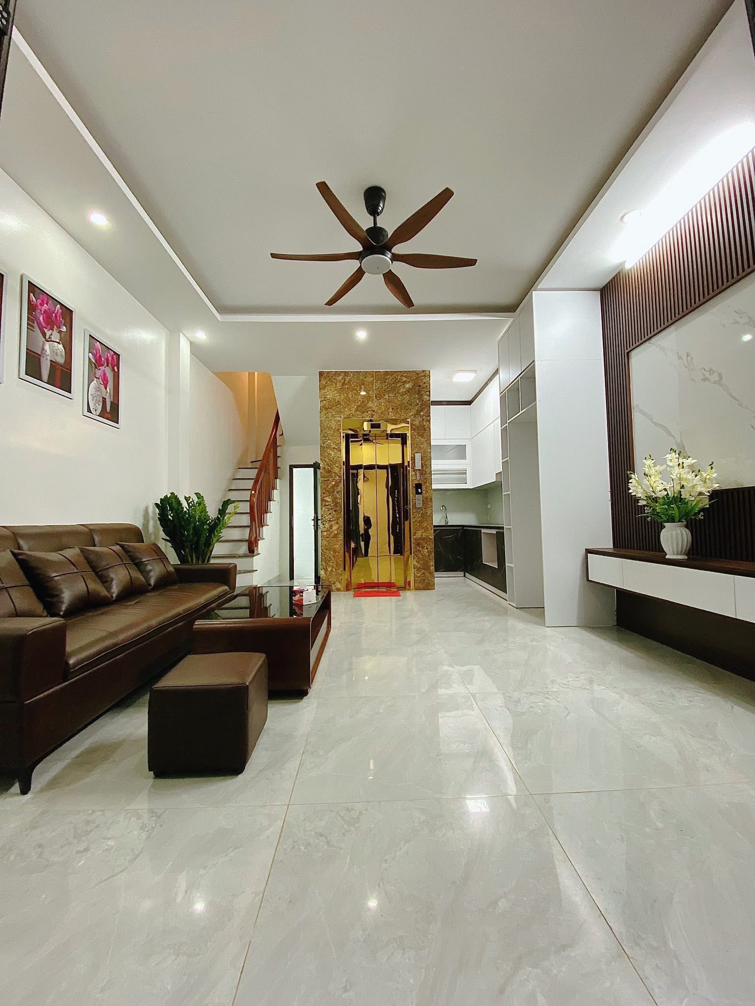  Bán nhà phố Hoàng Hoa Thám Ba Đình, dân xây, gần phố, 5 tầng thang máy, 30m, 8 tỷ. 