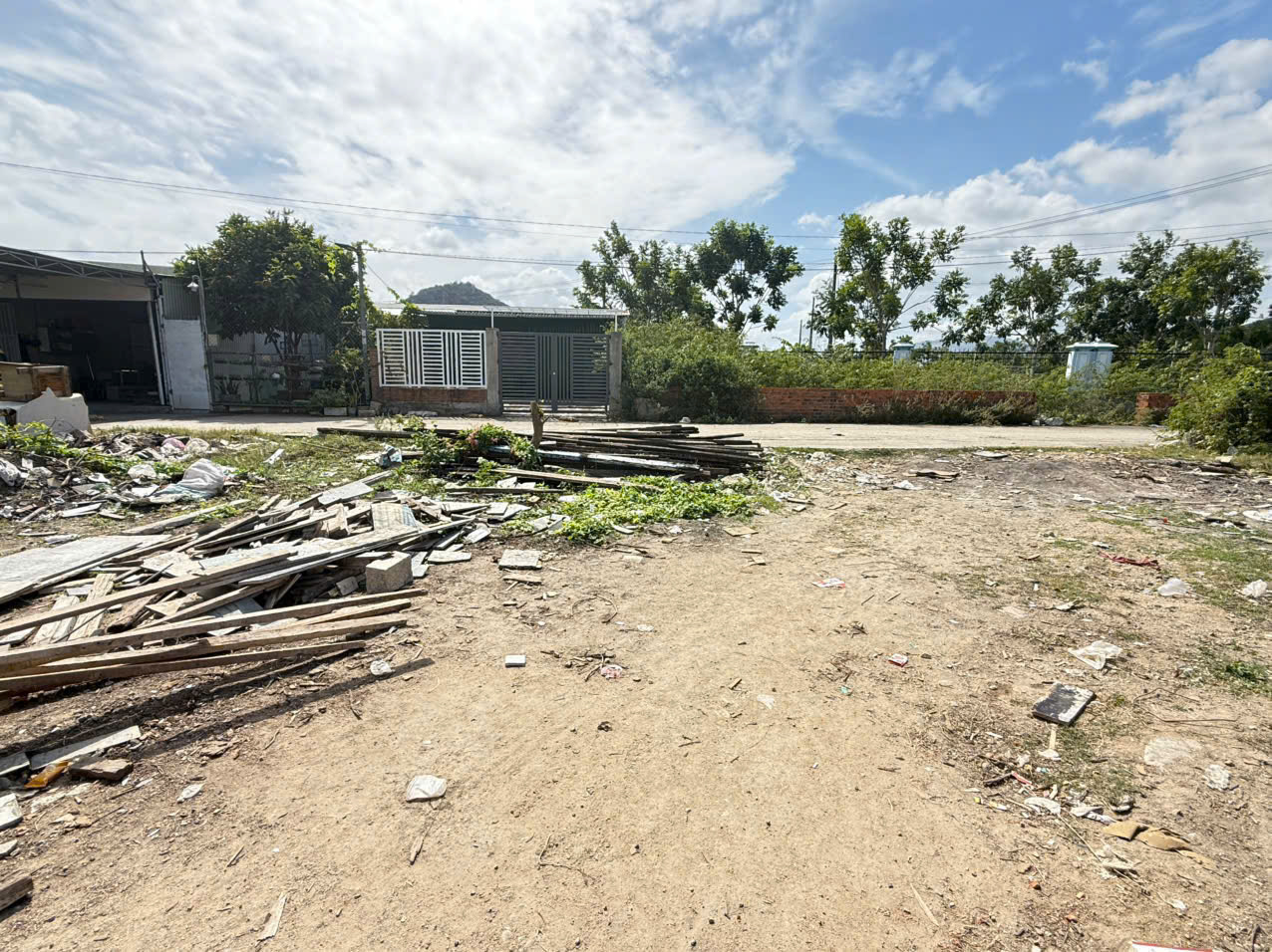  BÁN LÔ ĐẤT 2 MẶT TIỀN ĐƯỜNG MAI THỊ DÕNG, HÒN NGHÊ 1, TÂY NHA TRANG. 