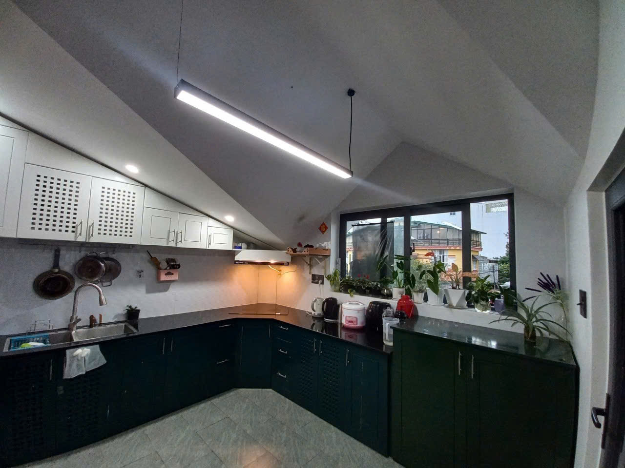  ►  CHO THUÊ NHÀ NGUYÊN CĂN 2 MẶT TIỀN – GẦN CHỢ ĐÀ LẠT  PHÒNG KHÁCH 75m² RỘNG ĐẸP 