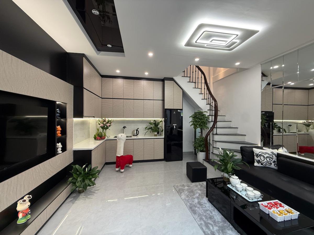  Bán nhà 5 tầng phố Đội Cấn, Ba Đình, gần phố, sẵn nội thất, vuông vắn, 28m, 6.9 tỷ 