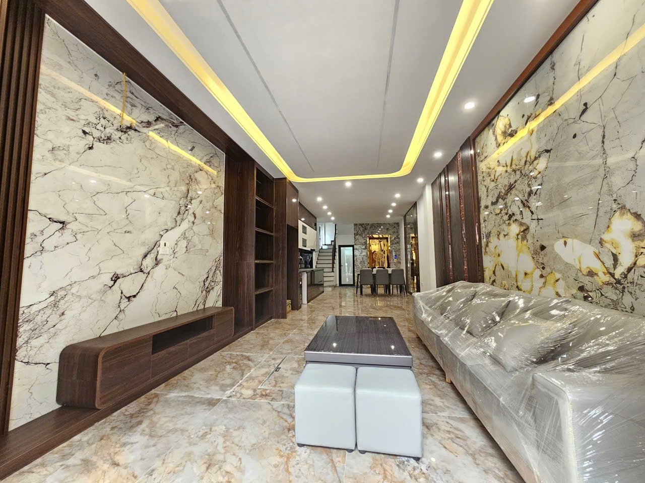  NHÀ ĐẸP – GIÁ TỐT CẦN BÁN NHANH CĂN NHÀ 6 tầng có thang máy ngay trung tâm phường Long Biên, HN 